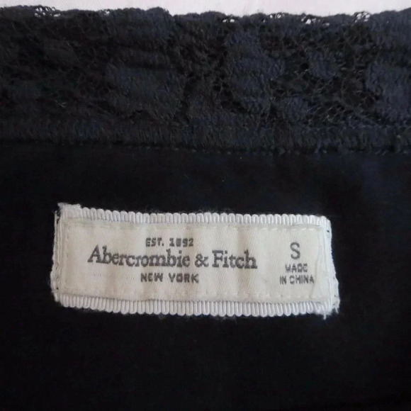 NEW Abercrombie Lace Fitted Mini Skirt Size Small - Picture 2 of 4